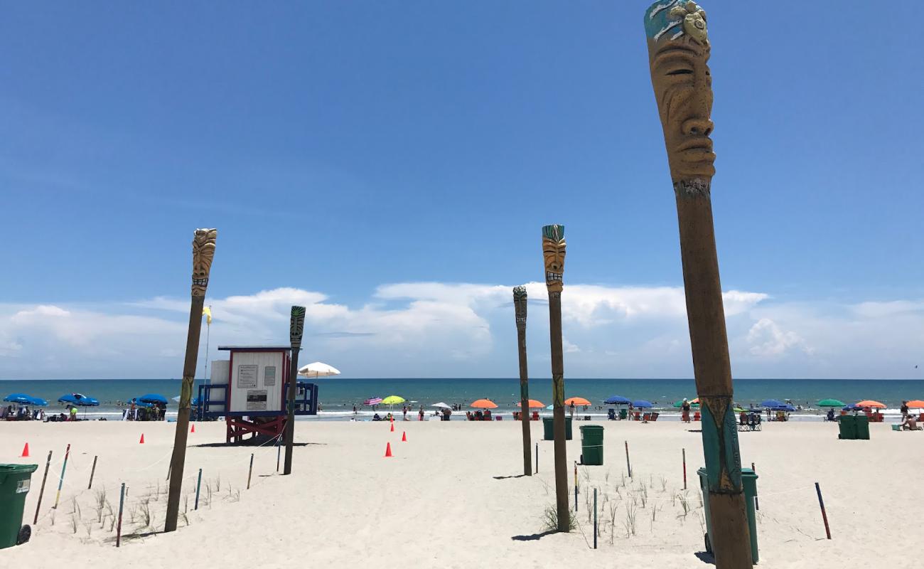 Cocoa beach'in fotoğrafı açık bej kum yüzey ile