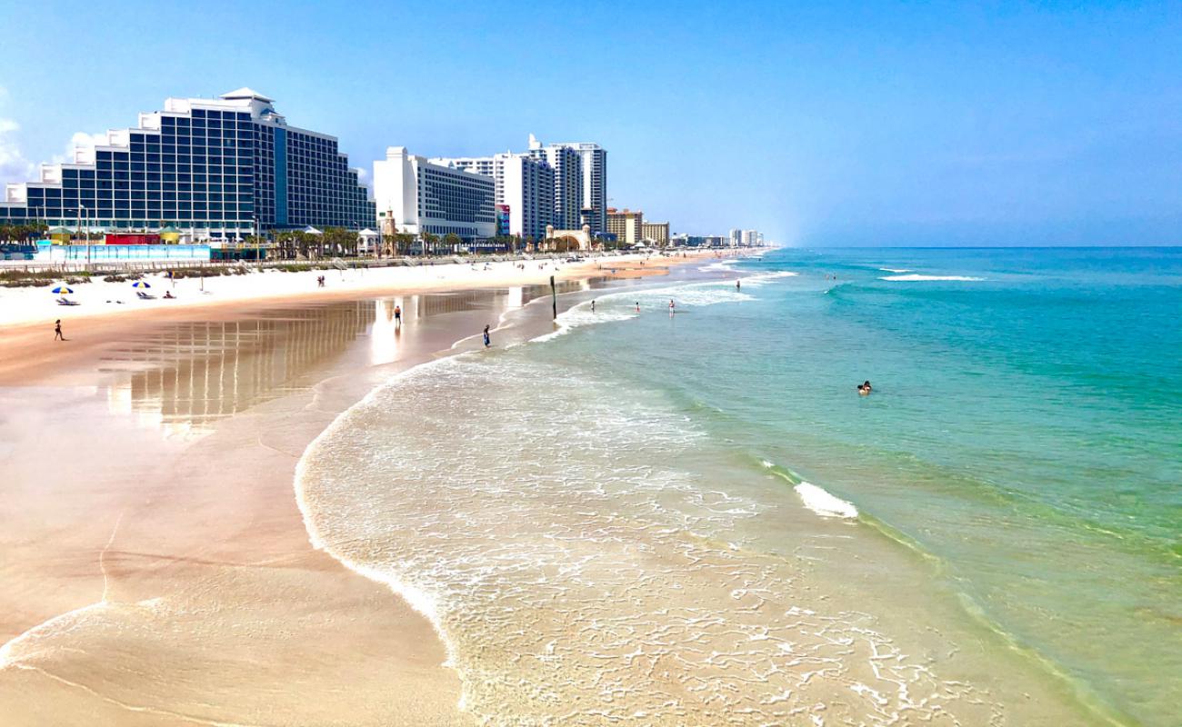 Daytona beach'in fotoğrafı i̇nce bej kum yüzey ile