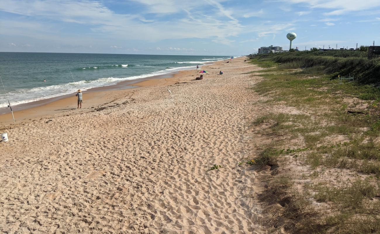 Flagler beach'in fotoğrafı bej kabuklu kum yüzey ile