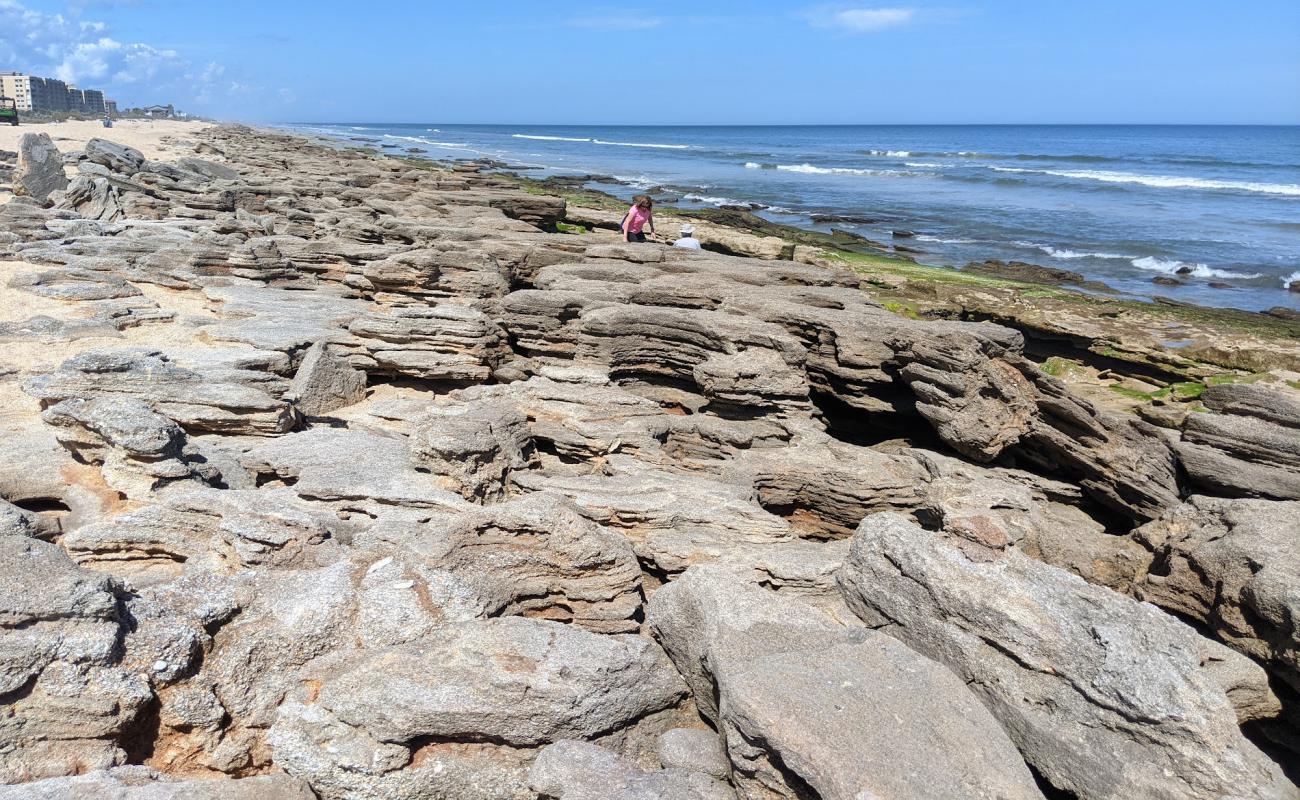 Flagler beach'in fotoğrafı bej kum ve kayalar yüzey ile