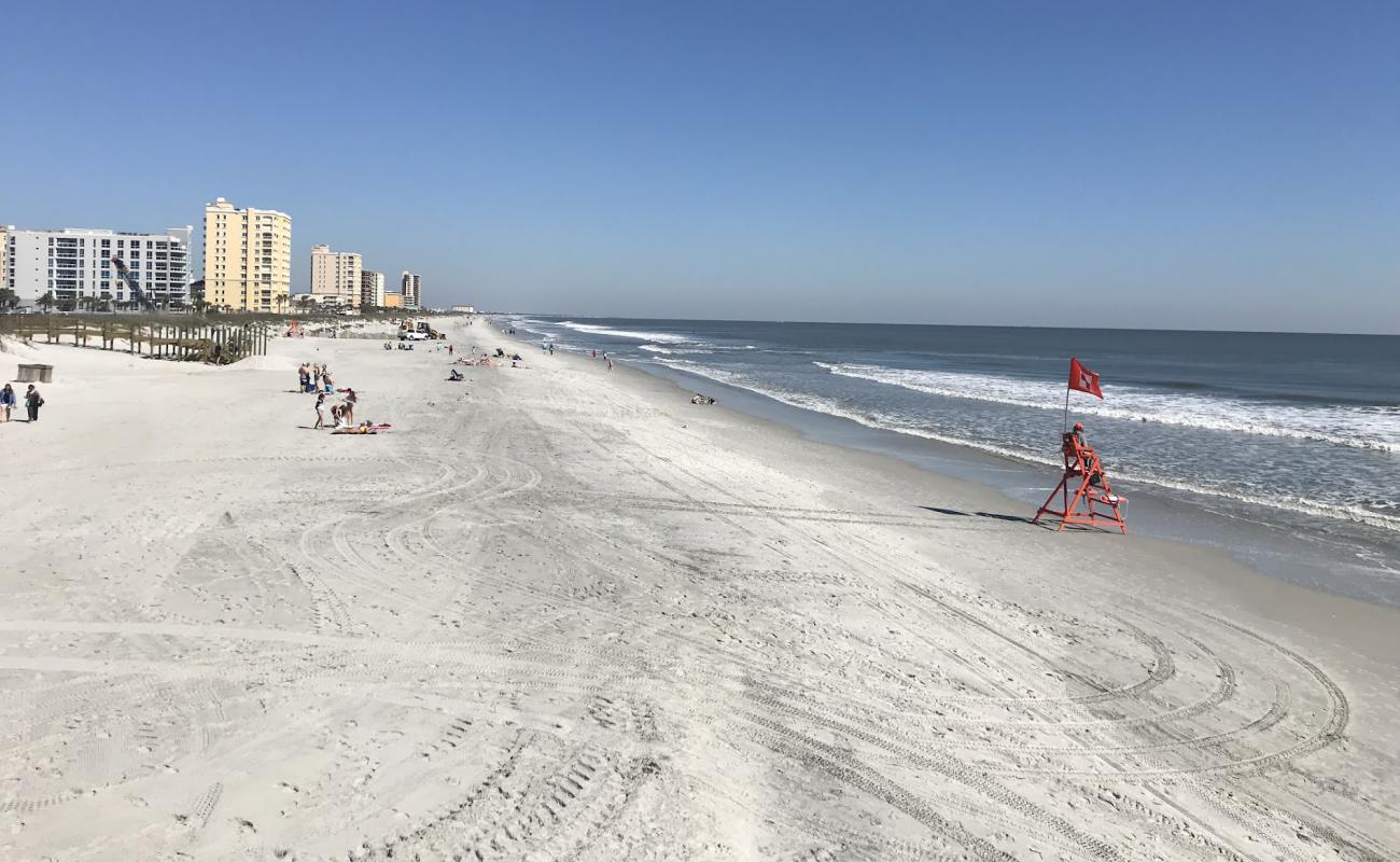 Jacksonville beach'in fotoğrafı açık bej kum yüzey ile