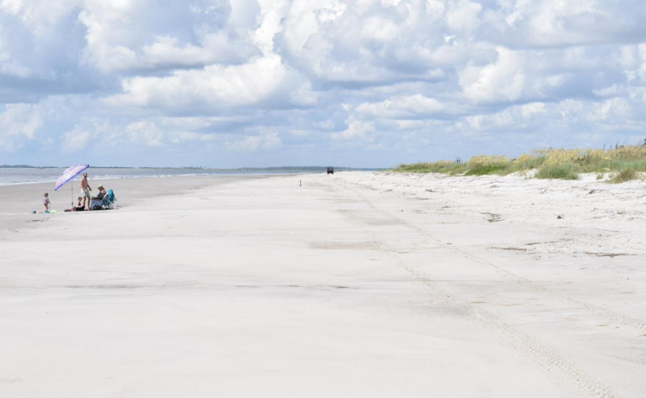 Sapelo Island'in fotoğrafı açık bej kum yüzey ile
