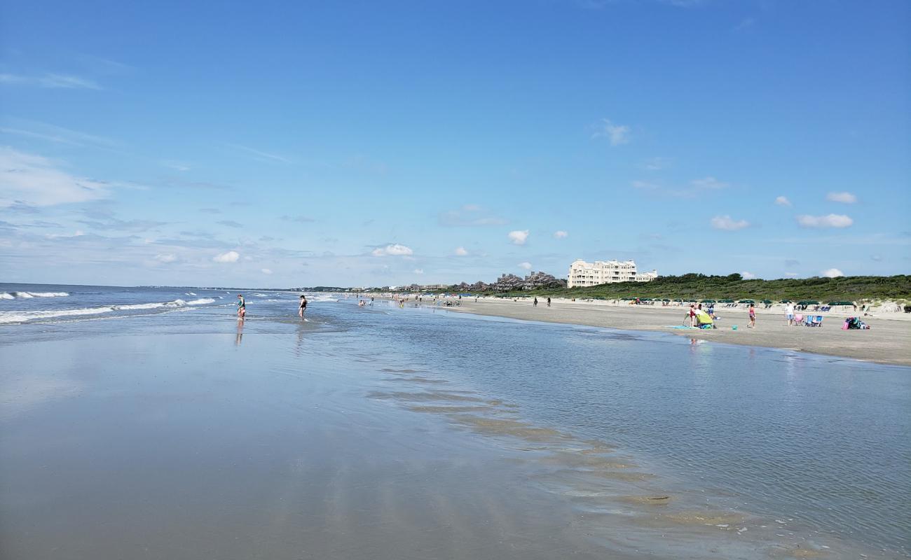 Kiawah club beach'in fotoğrafı gri kum yüzey ile