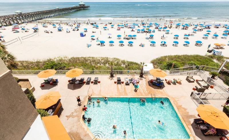 Folly beach'in fotoğrafı açık bej kum yüzey ile