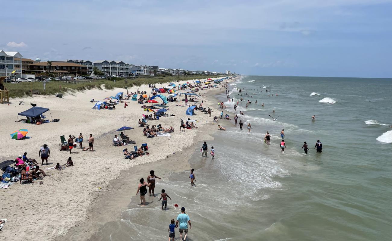 Kure beach'in fotoğrafı parlak kum yüzey ile