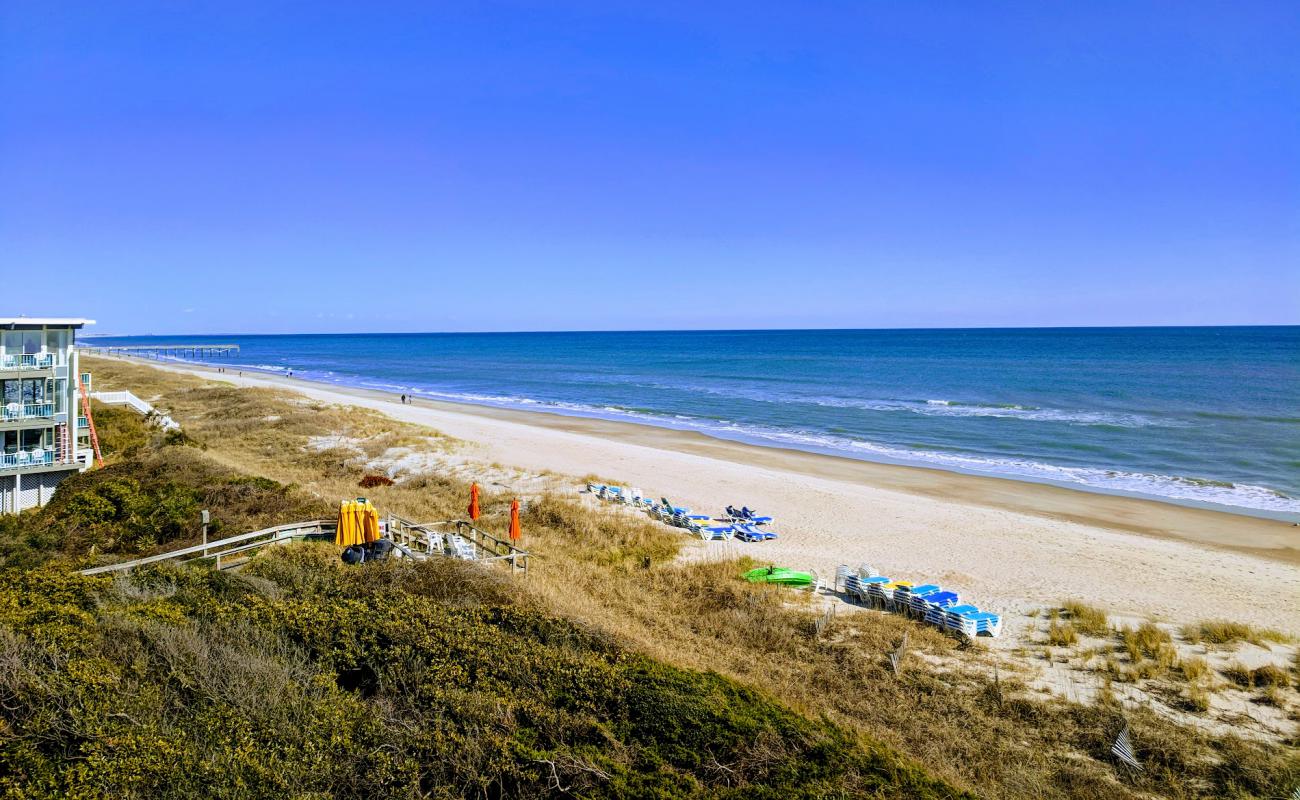 Pine Knoll Shores beach'in fotoğrafı parlak kum yüzey ile