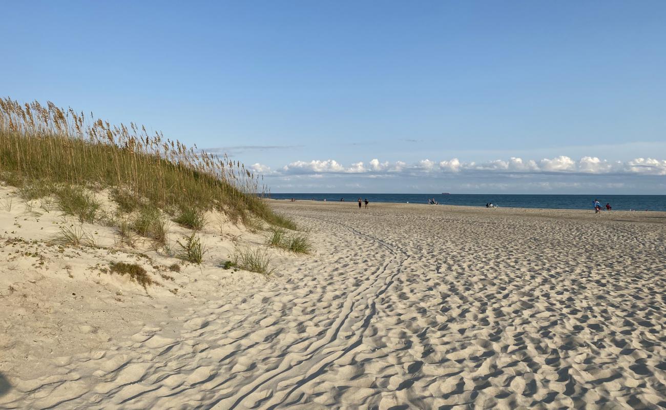 Atlantic beach'in fotoğrafı parlak kum yüzey ile