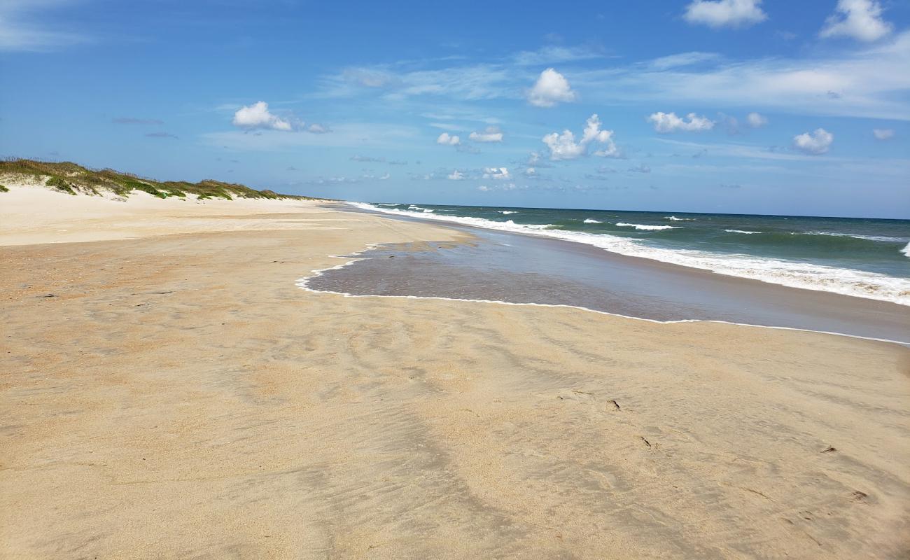 Ocracoke beach'in fotoğrafı parlak kum yüzey ile