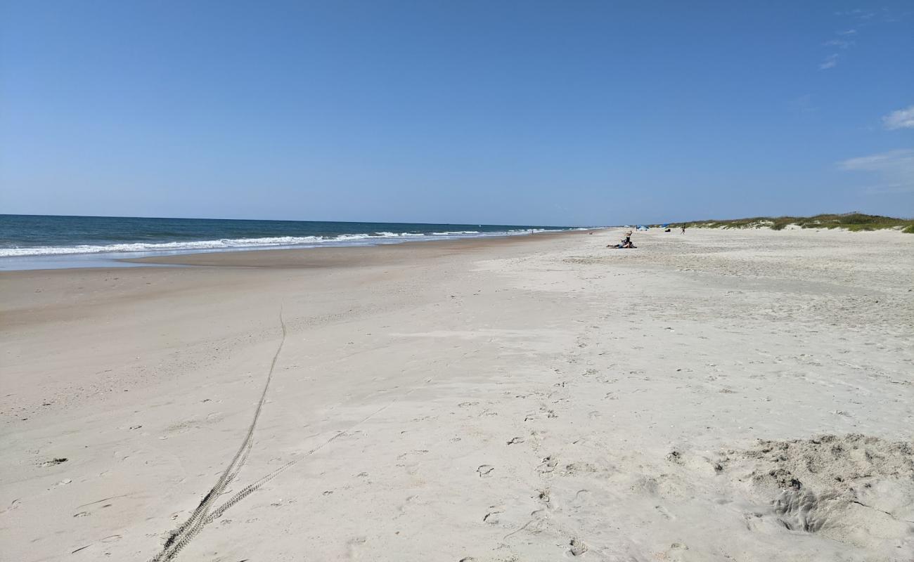 Ocracoke beach II'in fotoğrafı parlak kum yüzey ile