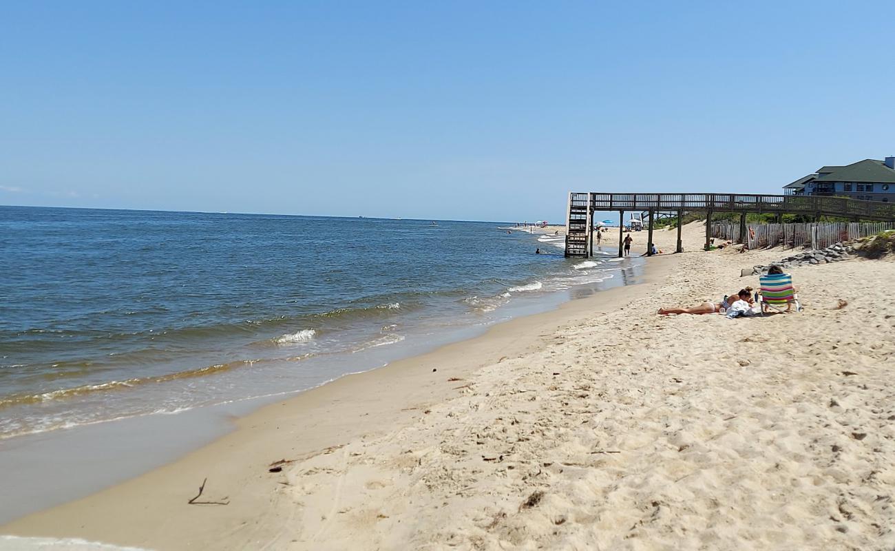 Chic's beach'in fotoğrafı açık bej kum yüzey ile