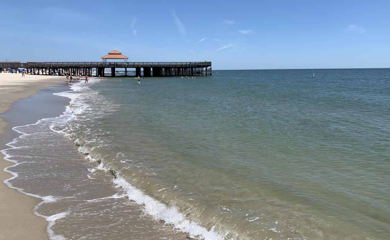 Buckroe beach'in fotoğrafı açık bej kum yüzey ile