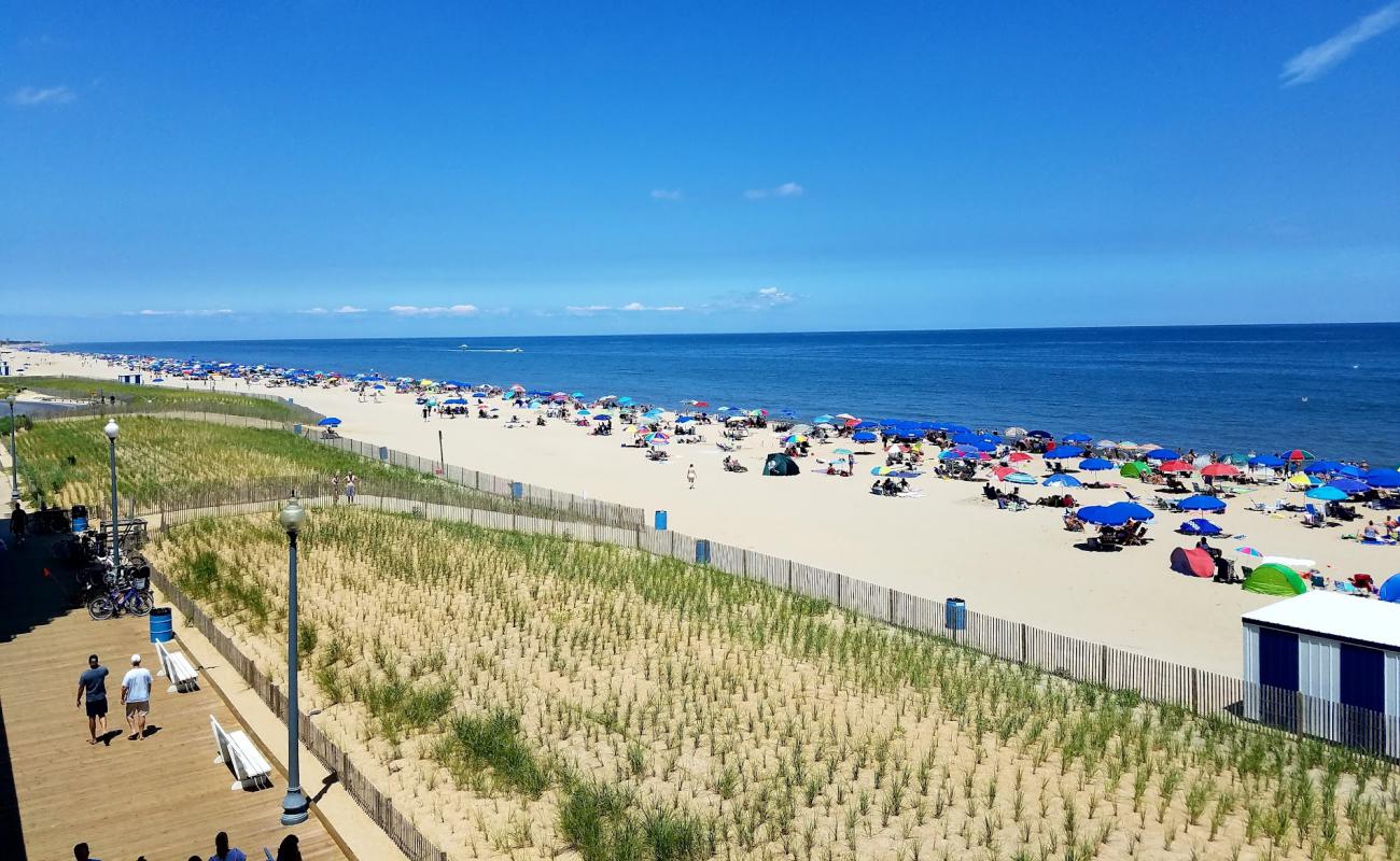 Rehoboth Beach'in fotoğrafı parlak kum yüzey ile