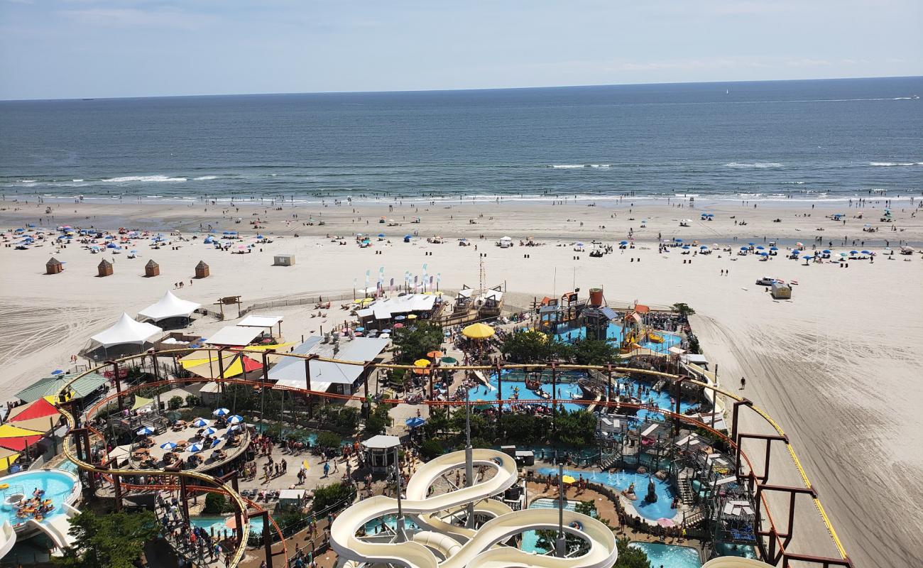 Wildwood N.J. Beach'in fotoğrafı gri kum yüzey ile