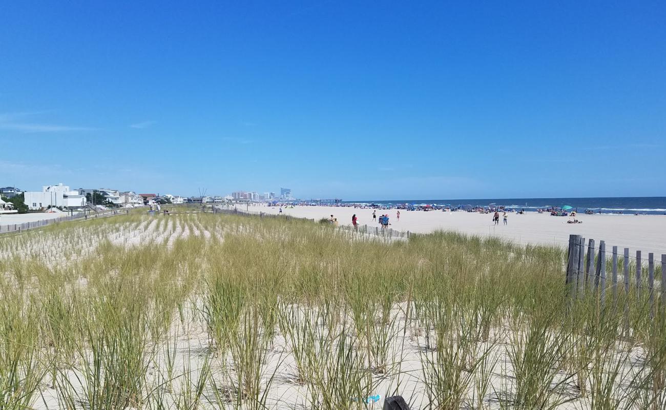 Margate Beach'in fotoğrafı parlak kum yüzey ile