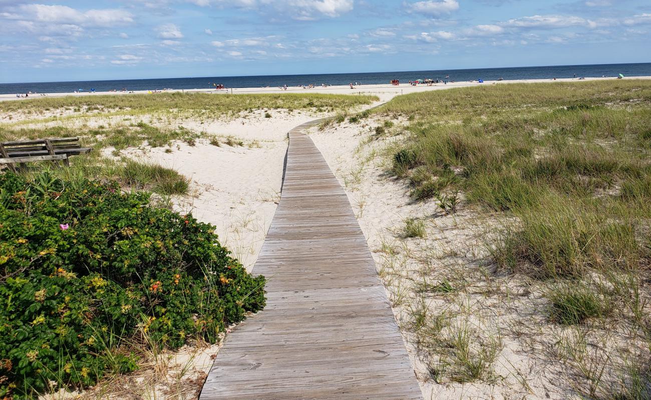 Atlantic Ocean Beachfront'in fotoğrafı açık bej kum yüzey ile