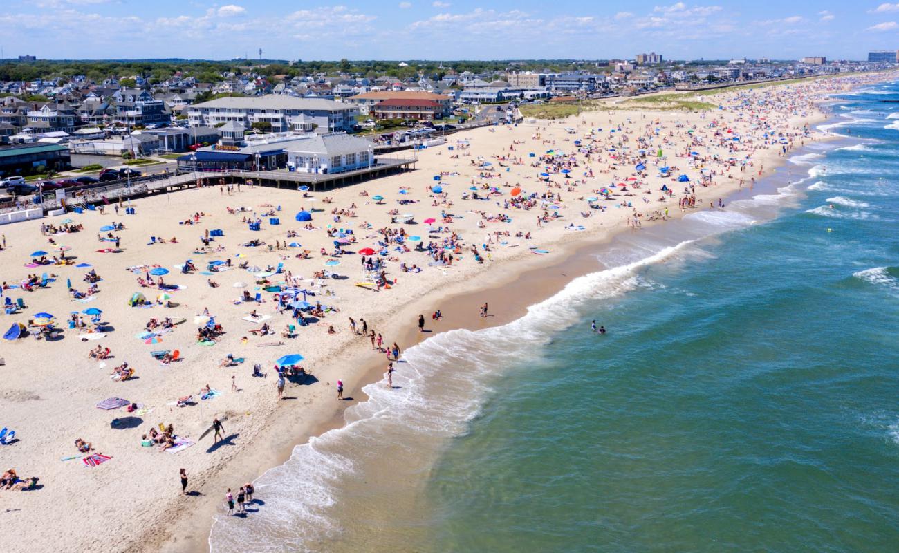 Avon Beach'in fotoğrafı açık bej kum yüzey ile