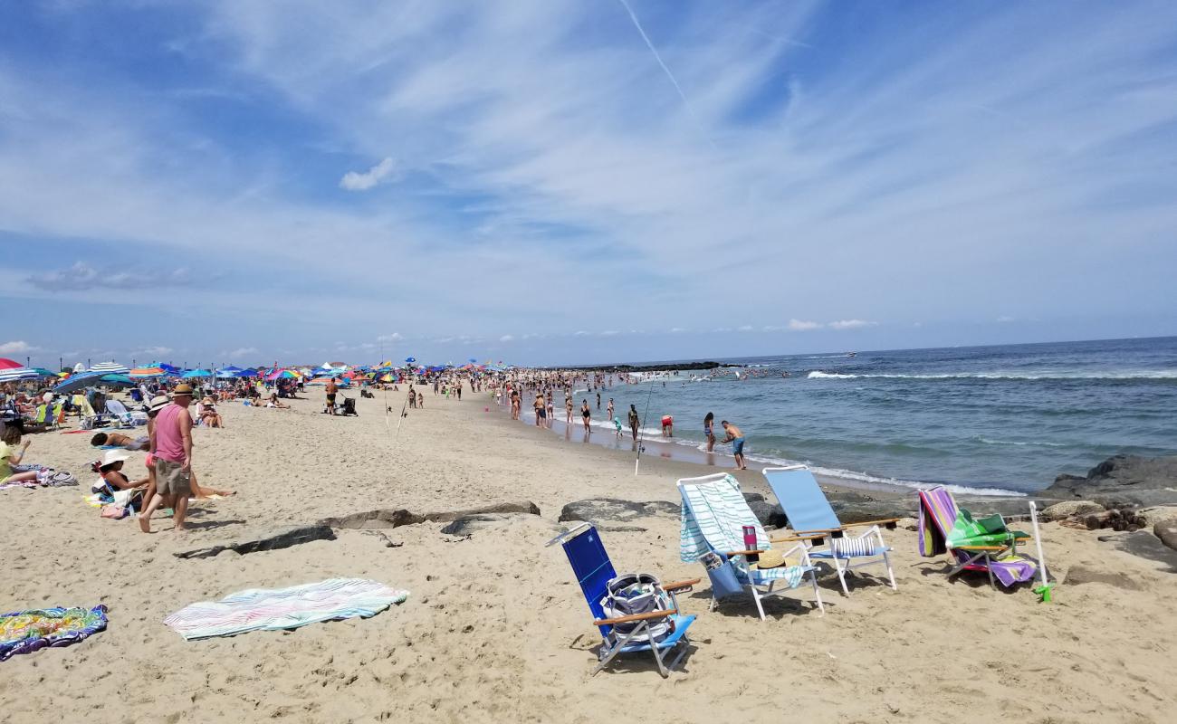 Asbury Park Beach'in fotoğrafı parlak kum yüzey ile