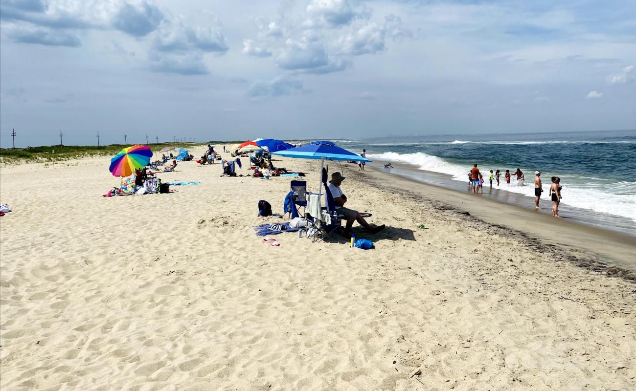 Sandy Hook Beach'in fotoğrafı açık bej kum yüzey ile