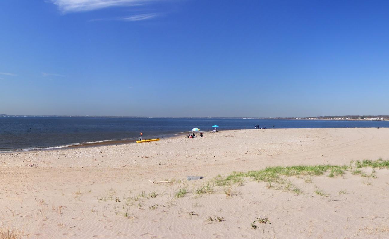 Great Kills Beach'in fotoğrafı bej kum ve çakıl yüzey ile