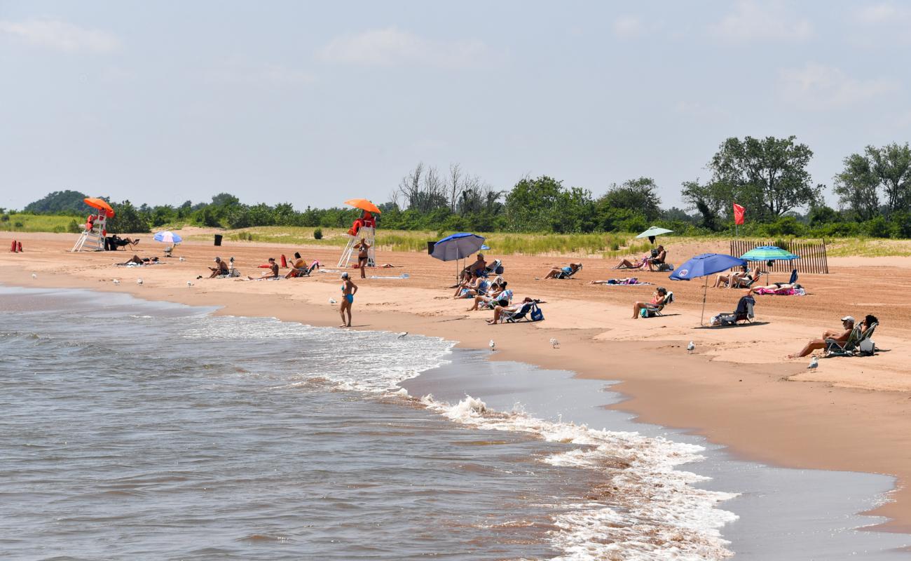 New Dorp Beach'in fotoğrafı kahverengi kum yüzey ile