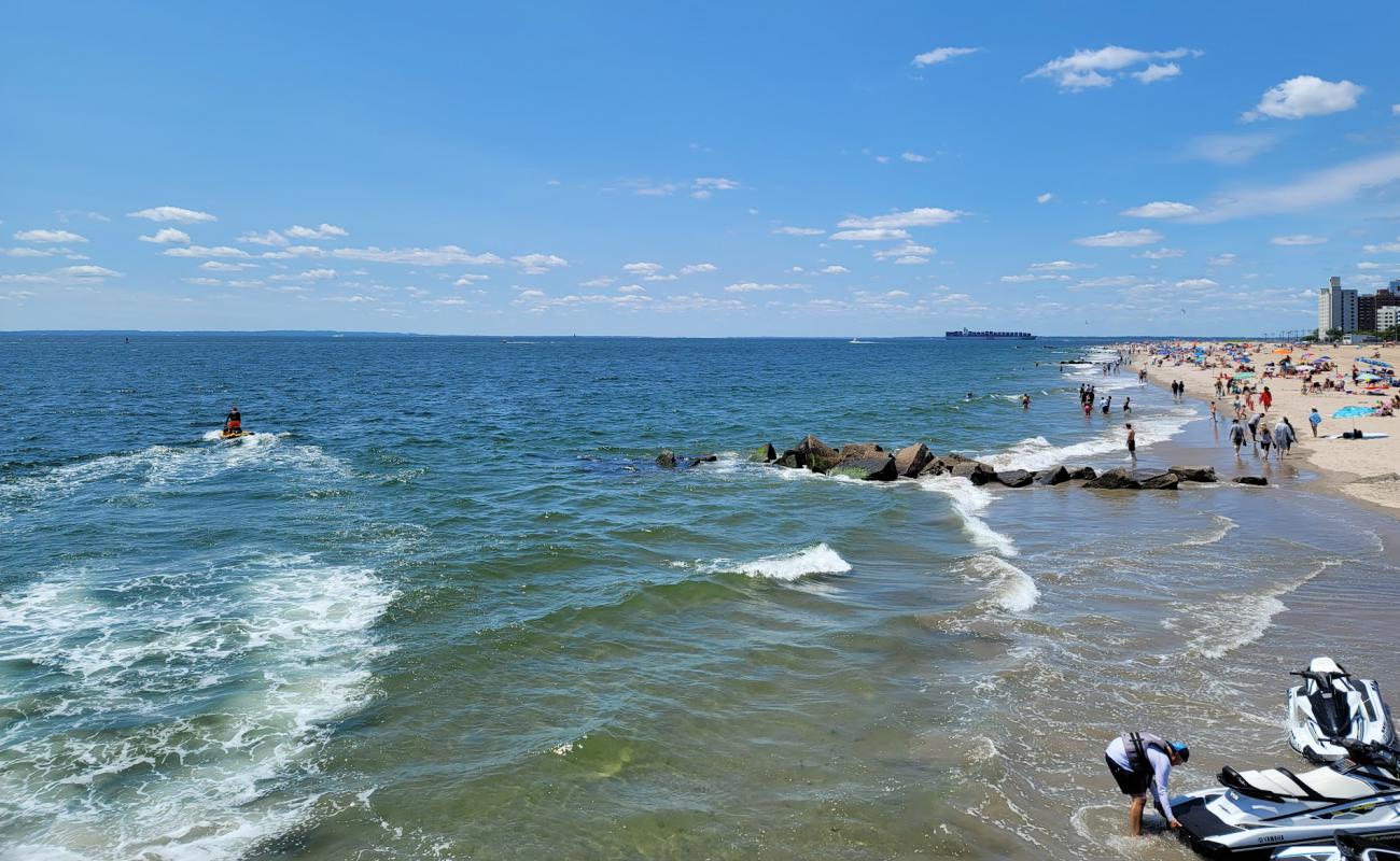 Coney Island Beach'in fotoğrafı açık bej kum yüzey ile