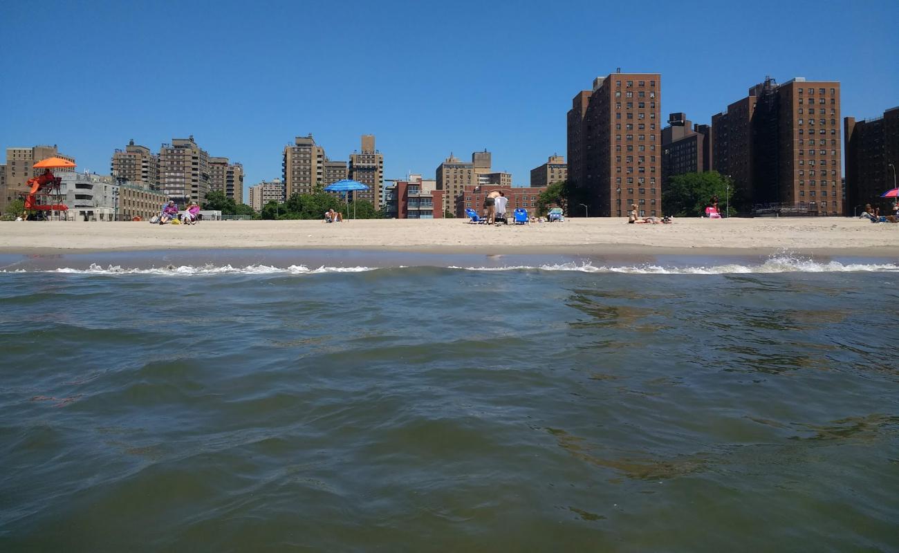 Brighton Beach'in fotoğrafı parlak kum yüzey ile