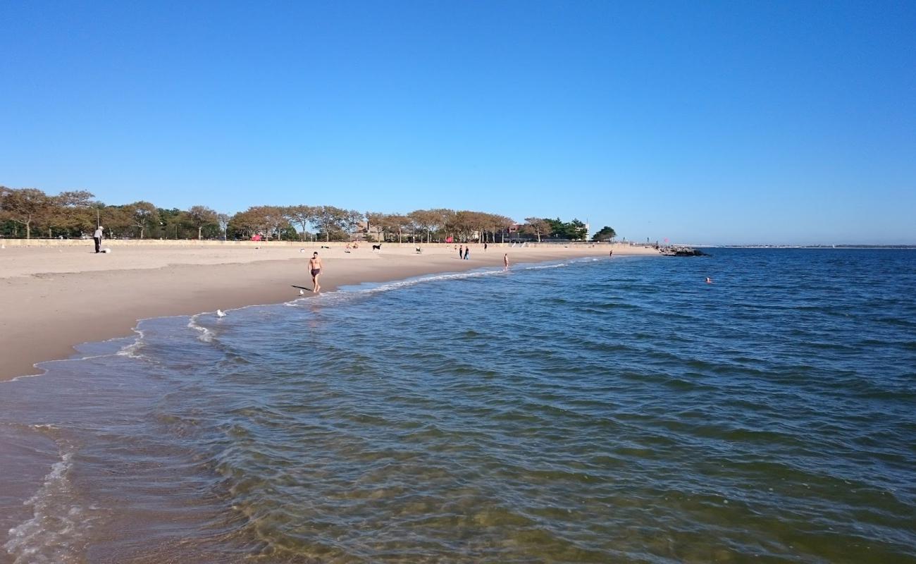 Manhattan Beach'in fotoğrafı açık bej kum yüzey ile