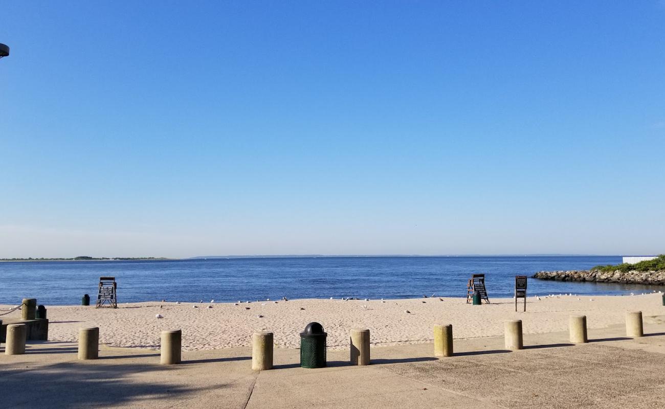 Kingsborough Beach'in fotoğrafı açık bej kum yüzey ile