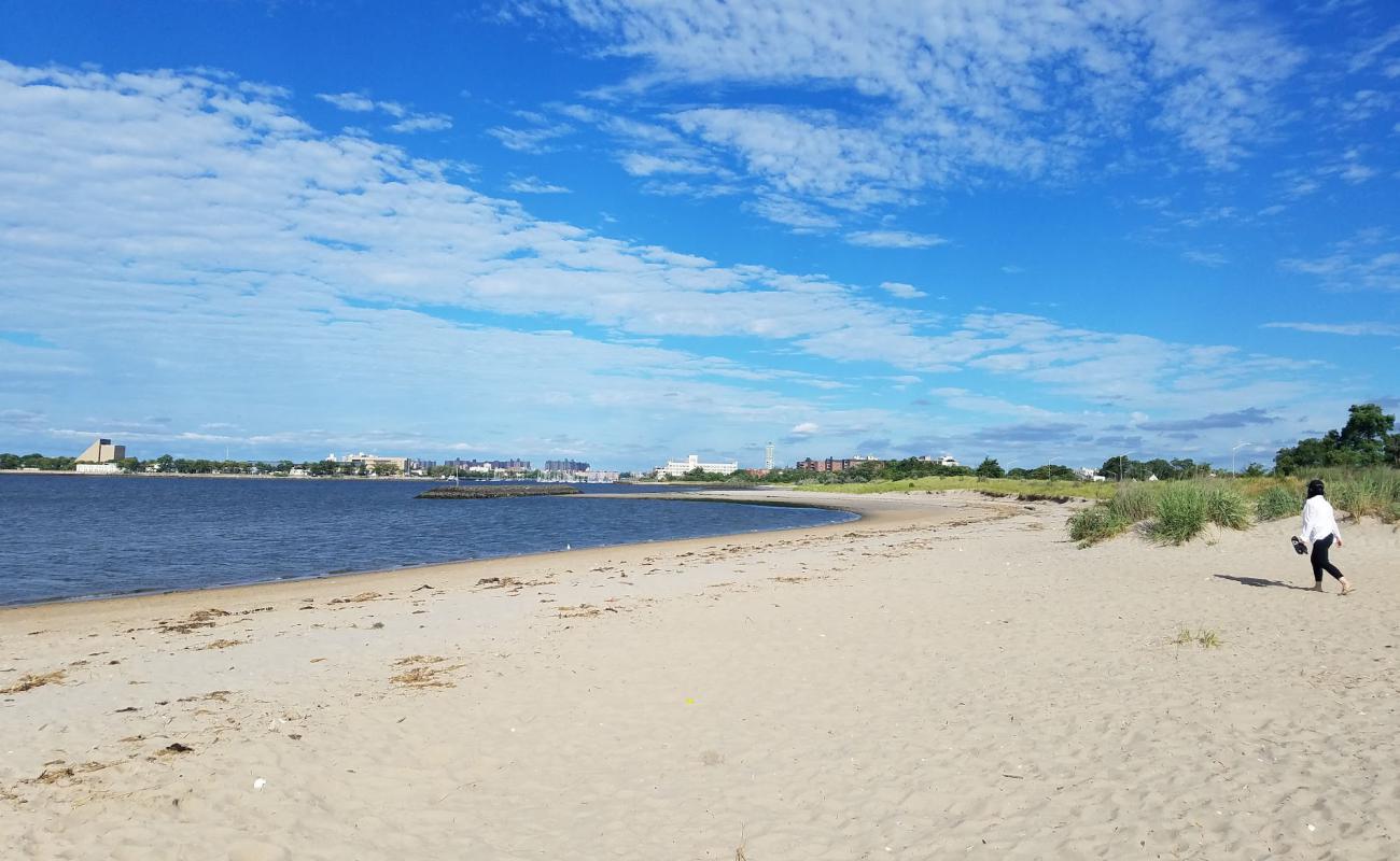 Plumb Beach'in fotoğrafı parlak kum yüzey ile