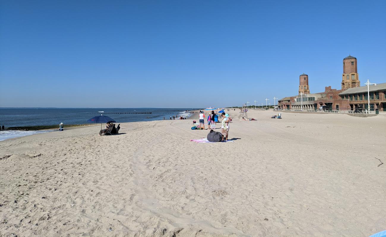 Jacob Riis Park Beach'in fotoğrafı açık bej kum yüzey ile