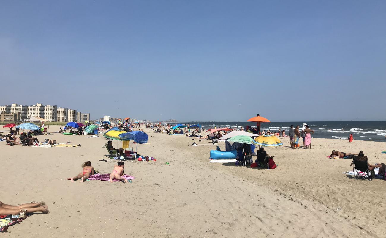 Rockaway Beach'in fotoğrafı açık bej kum yüzey ile