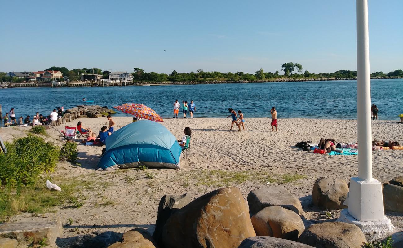 O'Donohue Park Beach'in fotoğrafı açık bej kum yüzey ile