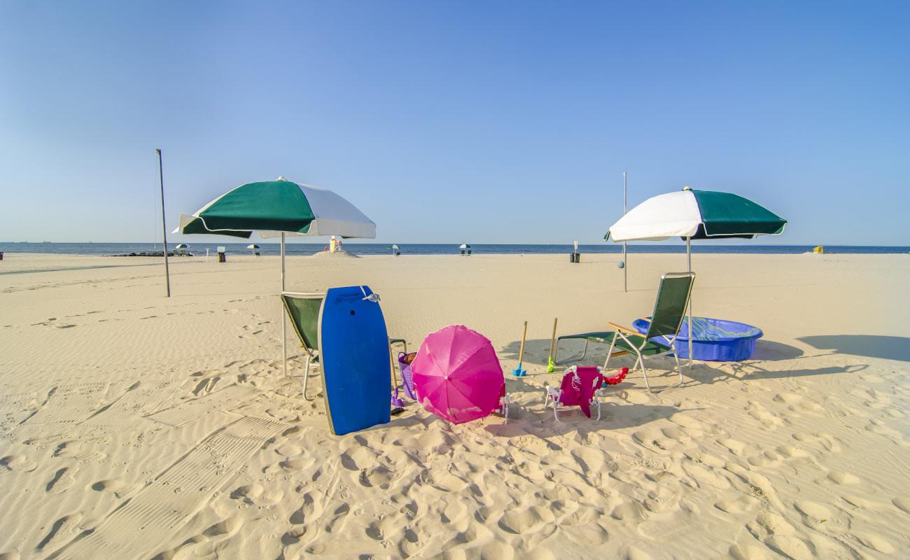 Atlantic Beach'in fotoğrafı açık bej kum yüzey ile