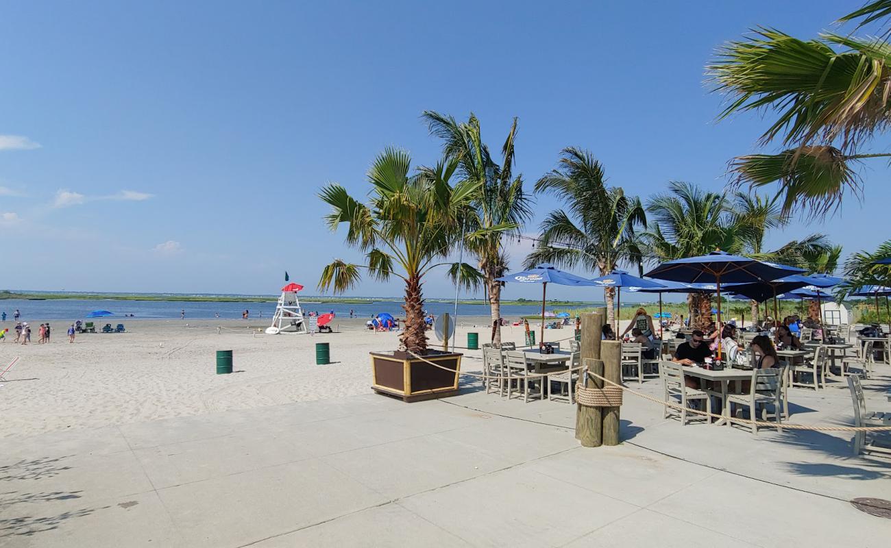 Tobay Creek Beach'in fotoğrafı açık bej kum yüzey ile