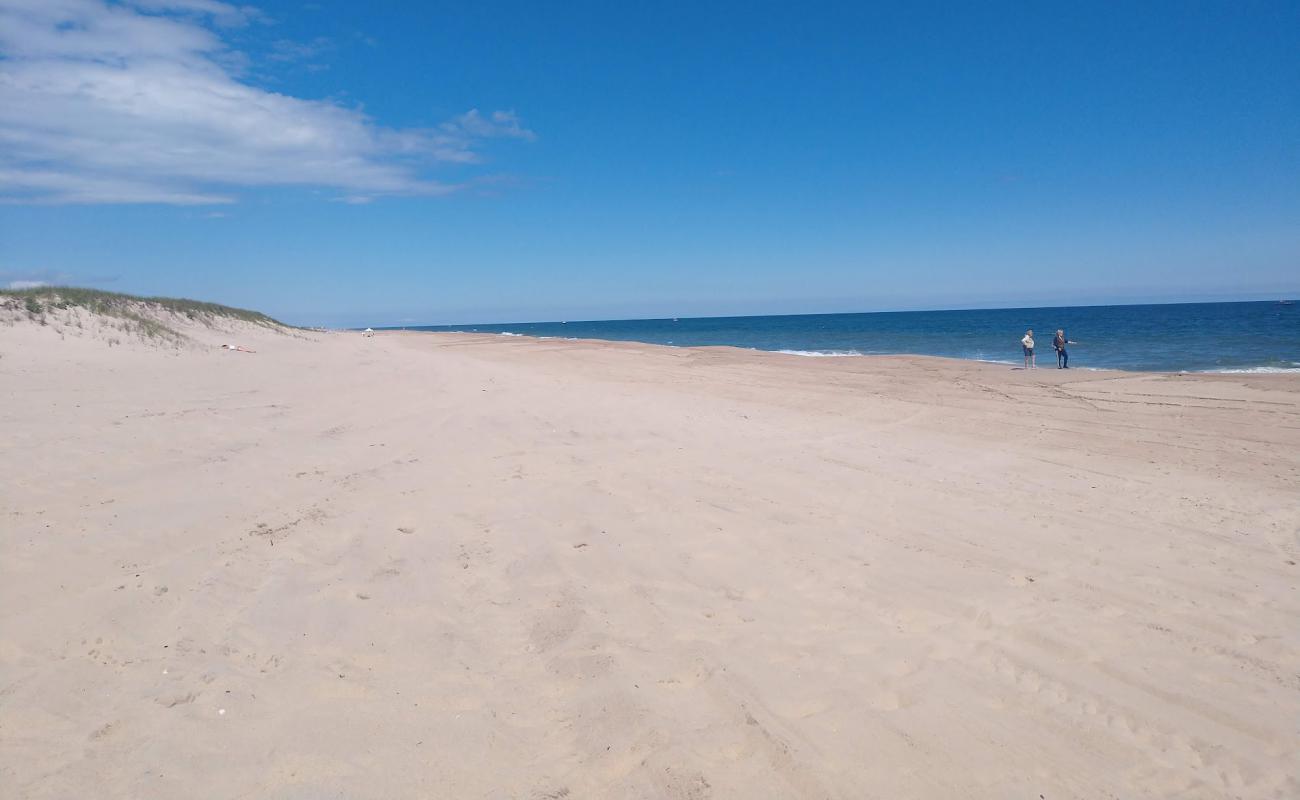 Napeague Ocean Beach'in fotoğrafı parlak kum yüzey ile