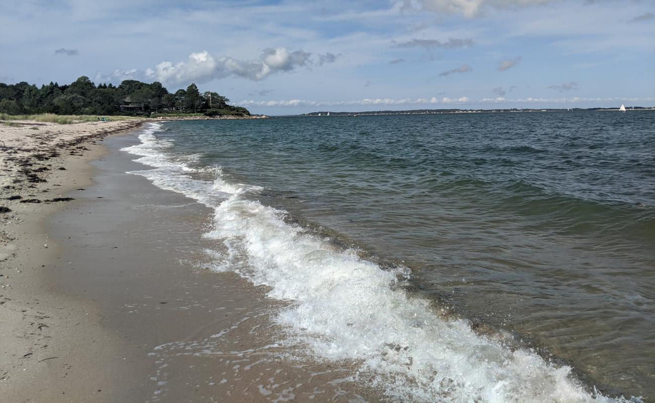 Menhaden Lane Beach'in fotoğrafı parlak kum yüzey ile