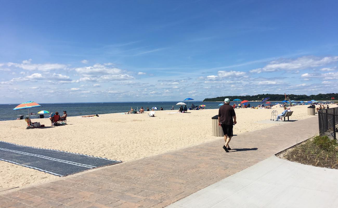 West Meadow Beach'in fotoğrafı hafif ince çakıl taş yüzey ile