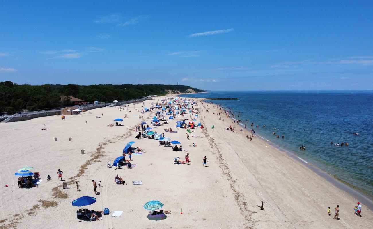 Sunken Meadow Beach'in fotoğrafı hafif ince çakıl taş yüzey ile