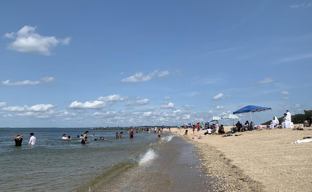 Callahans Beach'in fotoğrafı parlak kabuk kumu yüzey ile