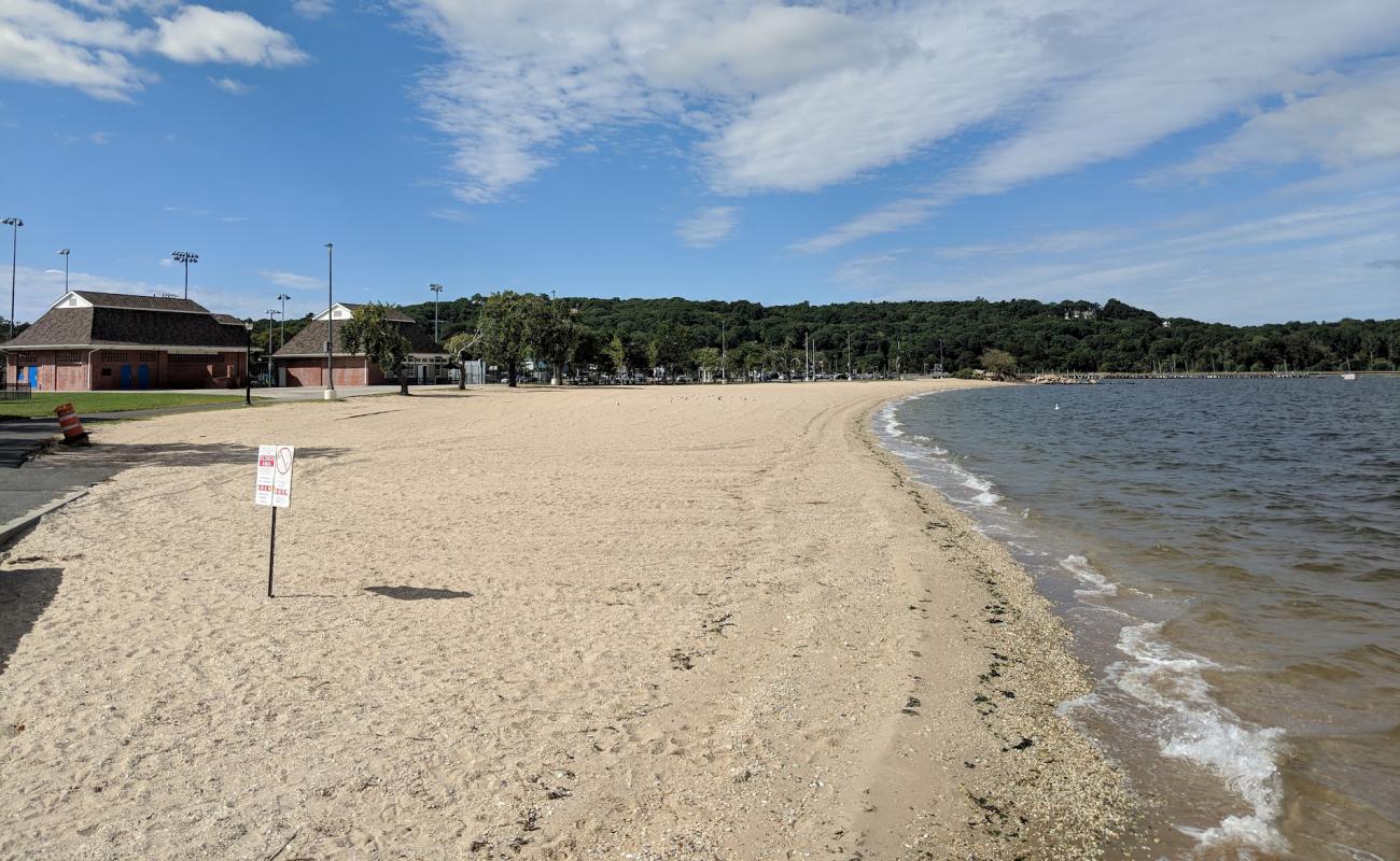 Roosevelt Beach'in fotoğrafı bej kum ve çakıl yüzey ile