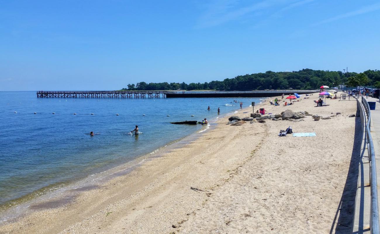 Pryibil Beach'in fotoğrafı küçük bej çakıl yüzey ile