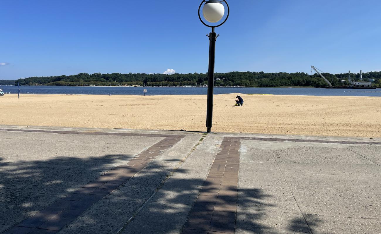 North Hempstead Beach'in fotoğrafı açık bej kum yüzey ile