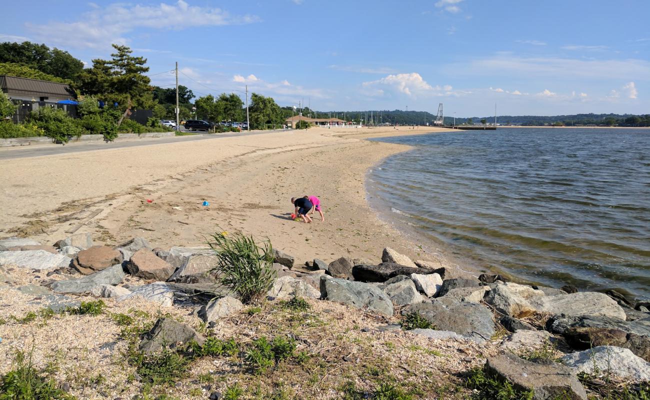 Tappen Beach'in fotoğrafı açık bej kum yüzey ile