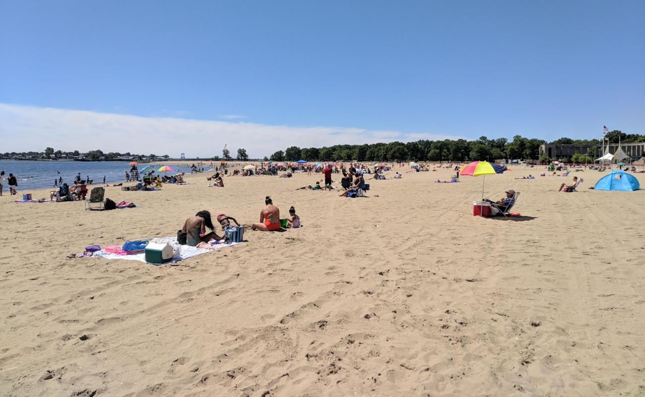 Orchard Beach'in fotoğrafı açık bej kum yüzey ile