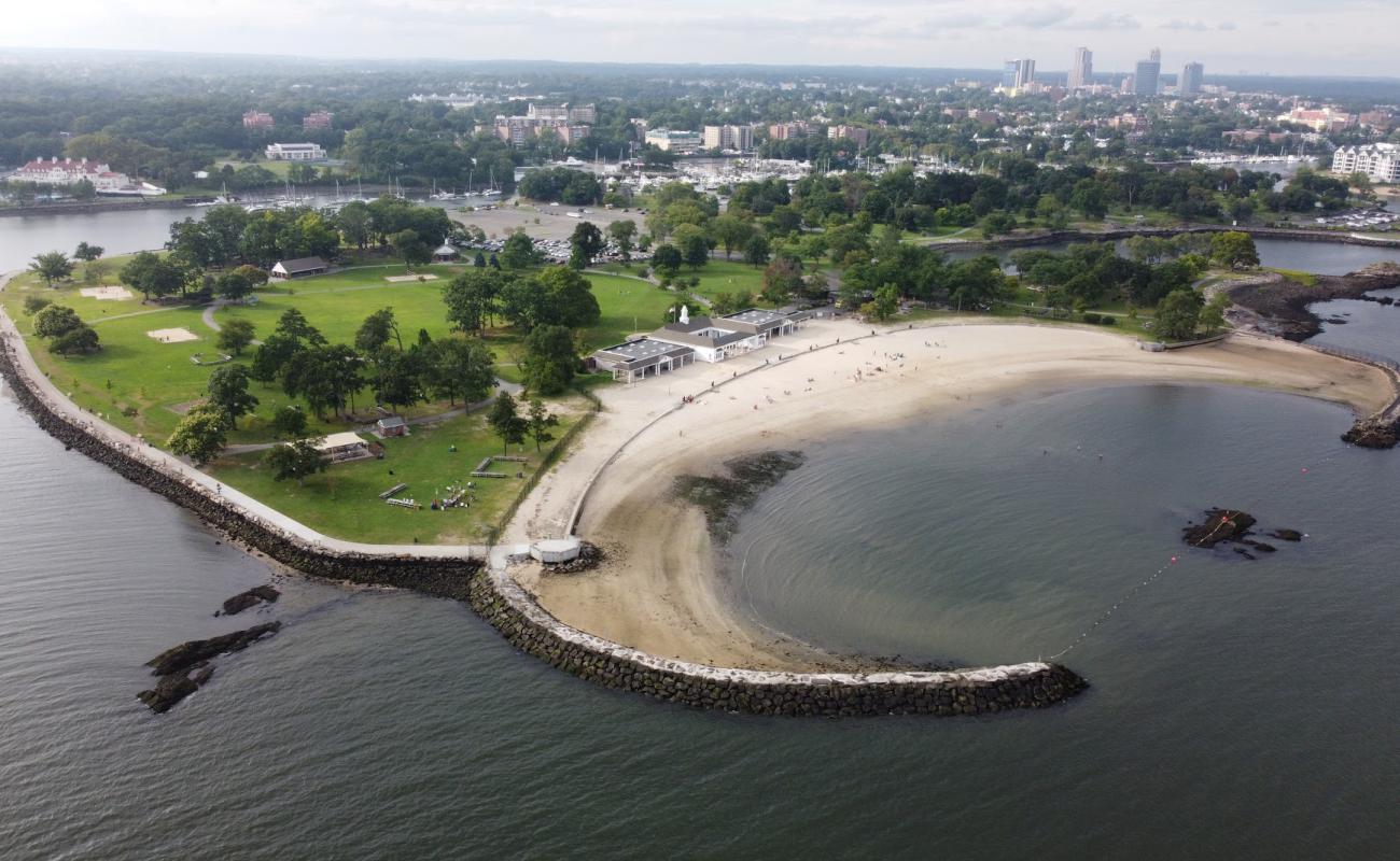 Glen Island Beach'in fotoğrafı parlak kum yüzey ile