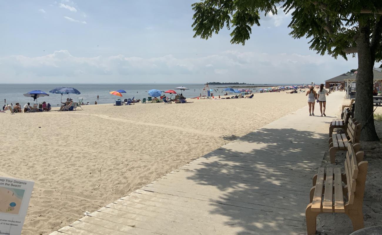 Compo Beach'in fotoğrafı açık bej kum yüzey ile