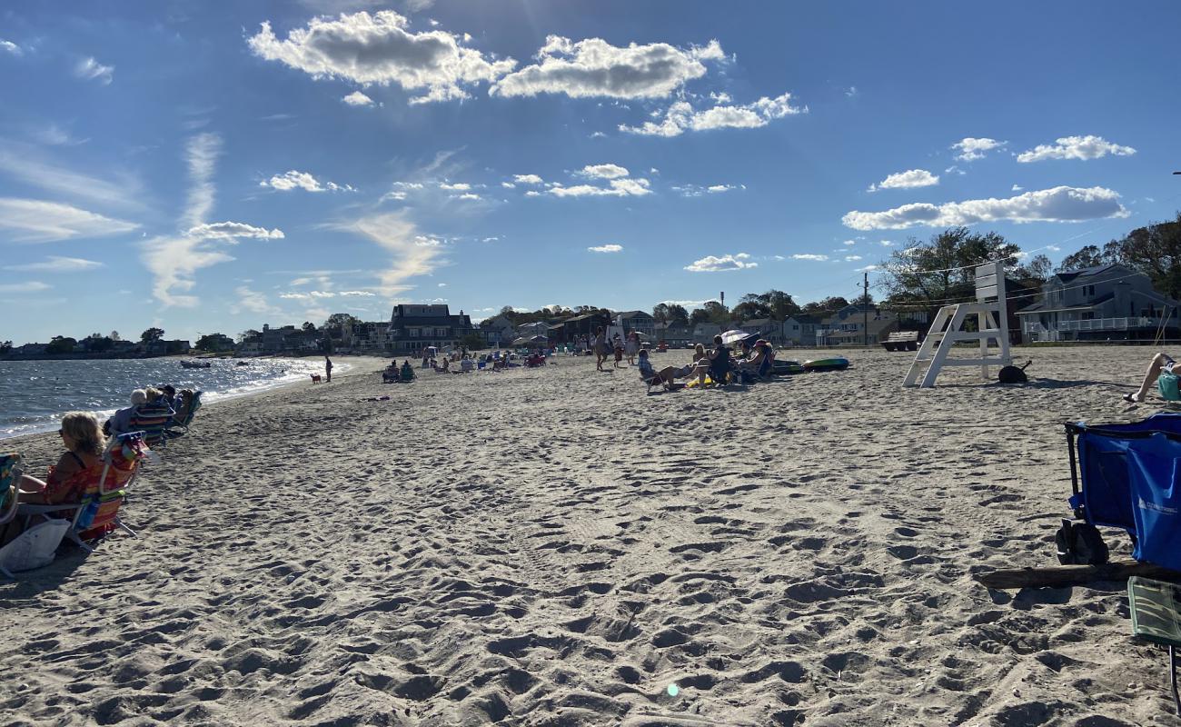 Bayview Beach'in fotoğrafı açık bej kum yüzey ile