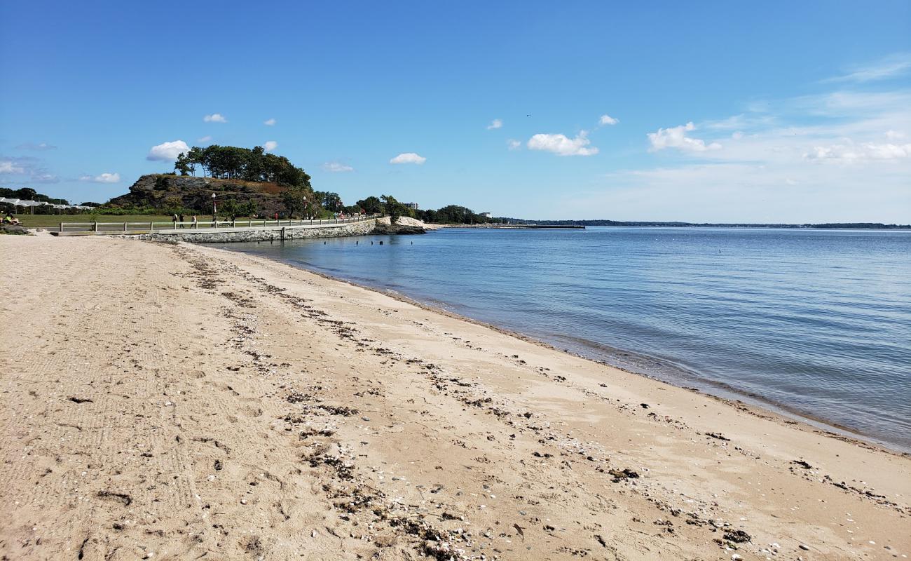 West Haven beach'in fotoğrafı açık bej kum yüzey ile