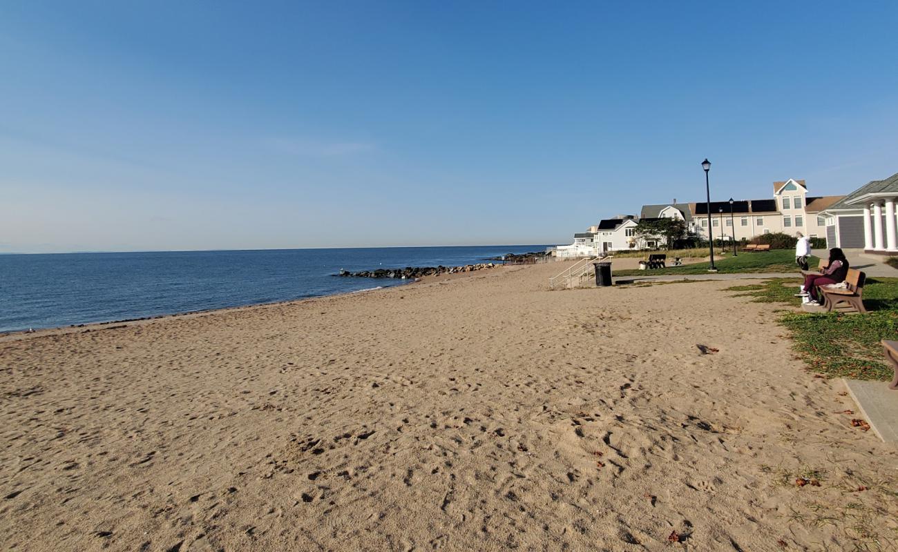 East Haven Town Beach'in fotoğrafı açık bej kum yüzey ile