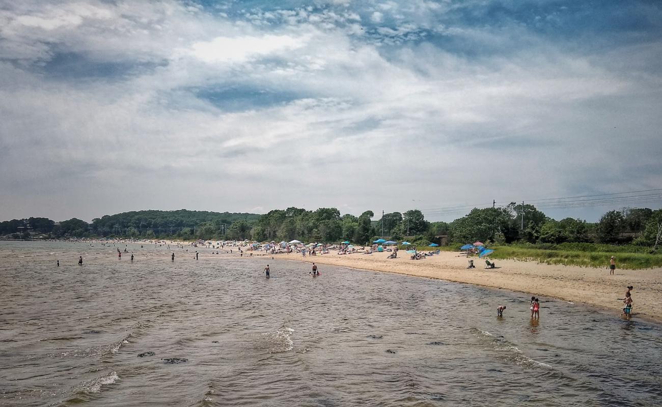 East Beach At Rocky Neck'in fotoğrafı açık bej kum yüzey ile